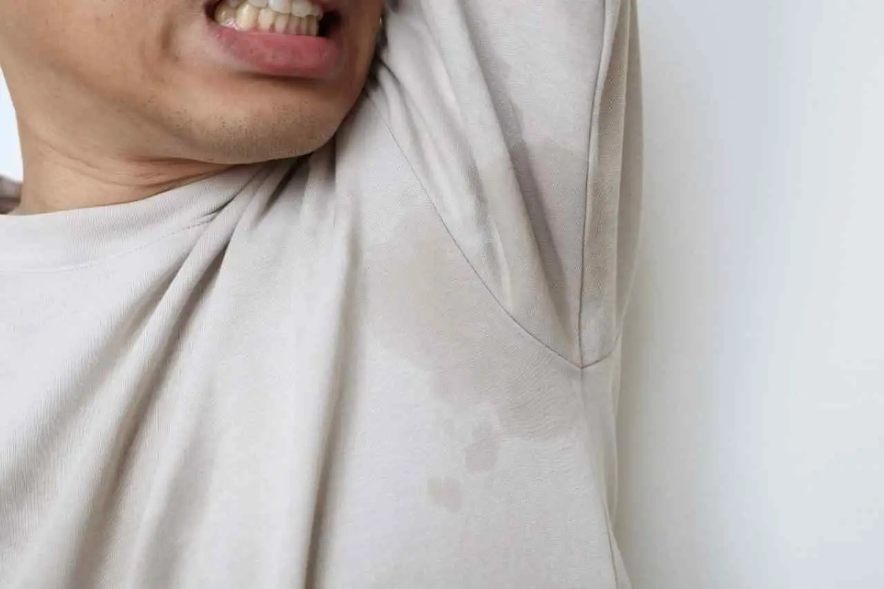 Il segreto per eliminare le macchie di sudore